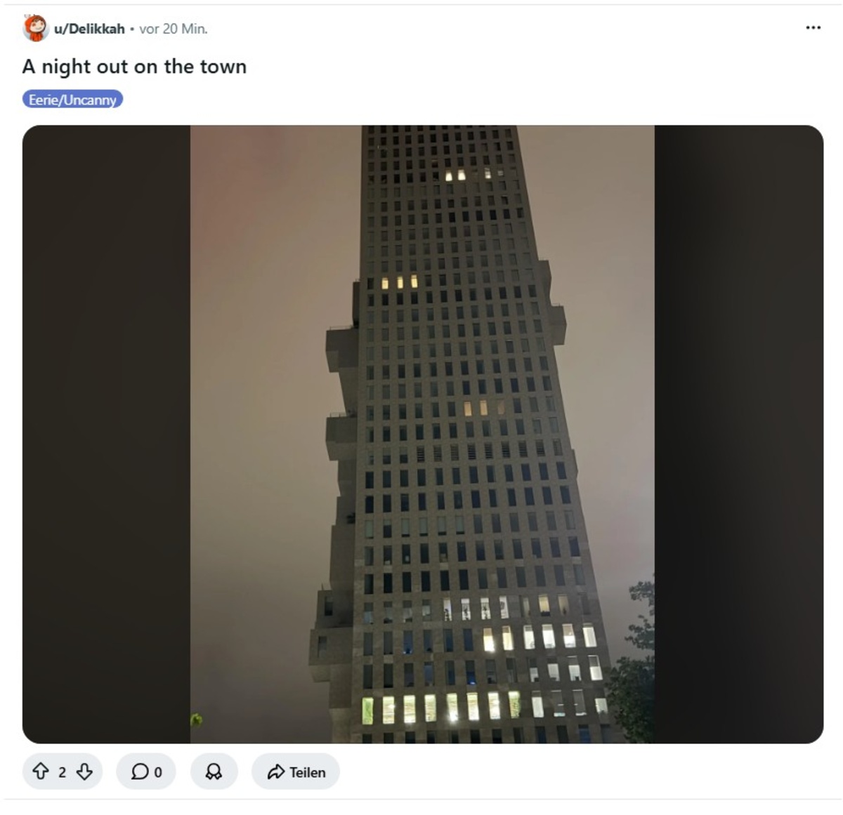 Reddit-Post "A night out in town" mit einem fast unbeleuchteten Hochhaus