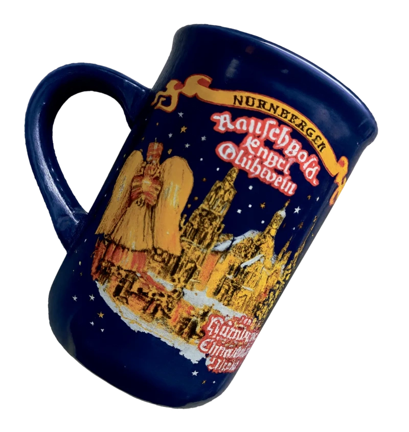 Eine Glühweintasse von einem Weihnachtsmarkt