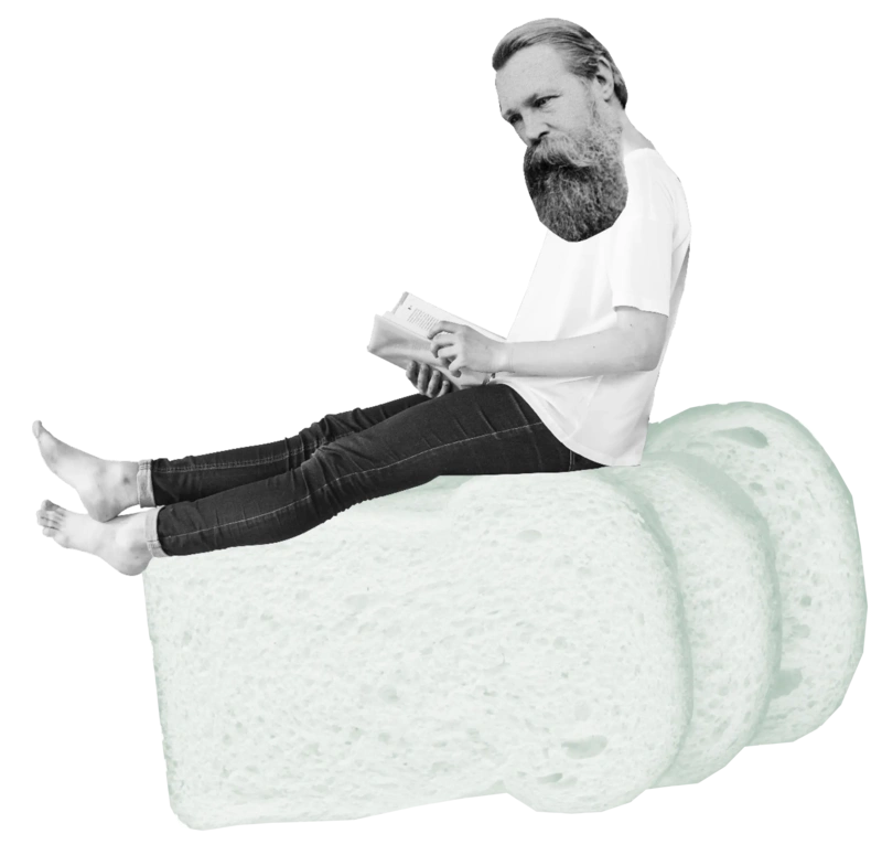 Eine Person mit dem Gesicht von Friedrich Engels sitzt auf drei Scheiben Toast